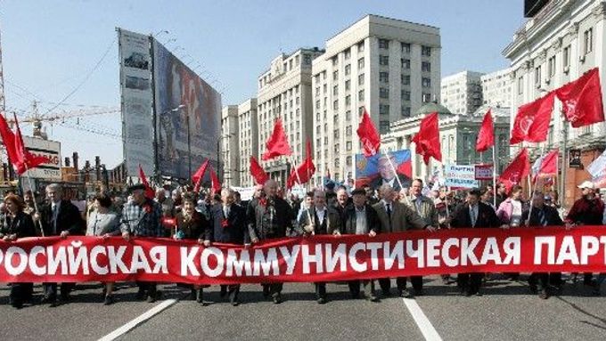 Příznivci a členové komunistické strany v průvodu v Moskvě.