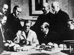 Paleontologové a "objevitelé" Piltdownského muže - Charles Dawson a Arthur Smith Woodward (zadní řada, třetí a čtvrtý zleva)