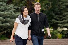 Facebook tleská Zuckerbergovi. Přiznal tři potraty své ženy