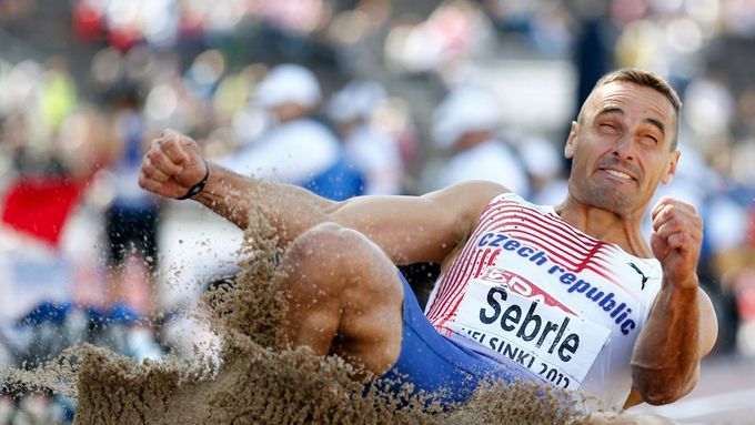 Desetibojař Roman Šebrle doskakuje během Mistrovství Evropy v atletice 2012 v Helsinkách.