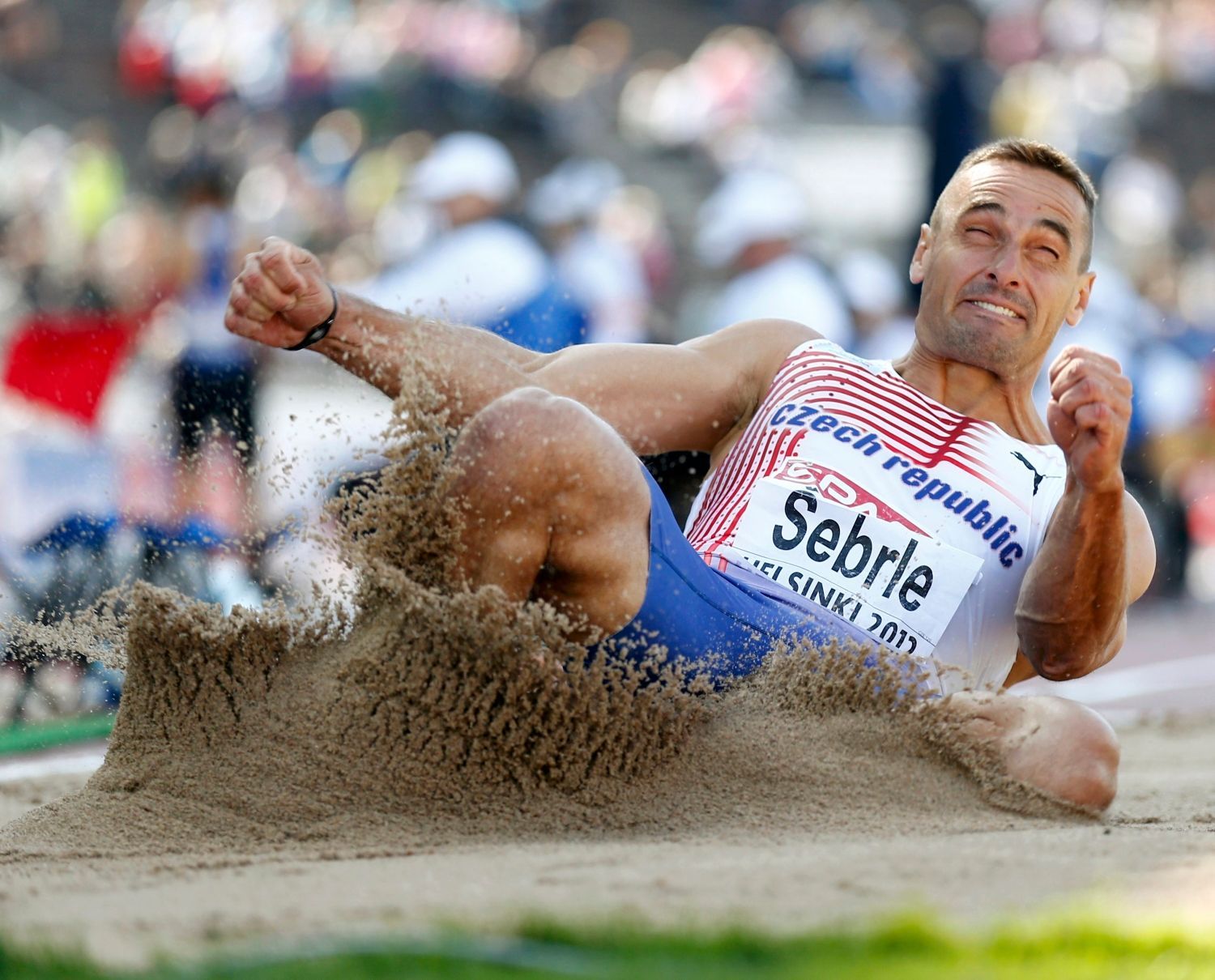 Desetibojař Roman Šebrle doskakuje během Mistrovství Evropy v atletice 2012 v Helsinkách.
