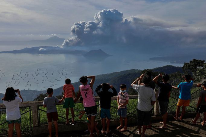 Filipínská sopka Taal začala chrlit popel a dým, hrozí její erupce.