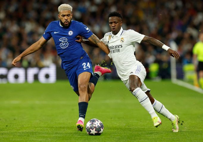 Reece James z Chelsea (vlevo) a Vinicius Junior z Realu Madrid v prvním utkání čtvrtfinále Ligy mistrů 2022/2023