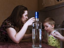 Výzkum: Matky předškoláků pily během pandemie o 300 procent více alkoholu