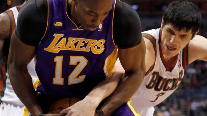 Basketbalista LA Lakers Dwight Howard se přetahuje o míč s Ersanem Ilyasovou z Milwaukee