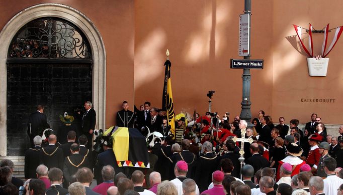 Pohřební průvod dorazil ke Kapucínské kryptě, kde byl završen tradičním ceremoniálem "klepání na dveře".