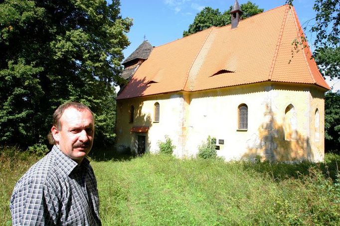 Zástupce starosty Přeštic Petr Fornouz před poutním kostelem Sv.Ambrože ve Vícově."Po novém roce kostel převezme obec"