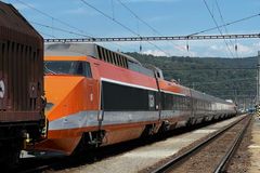40 let staré TGV už v Česku "ukazuje budoucnost". Táhne ho lokomotiva, samo jet nesmí