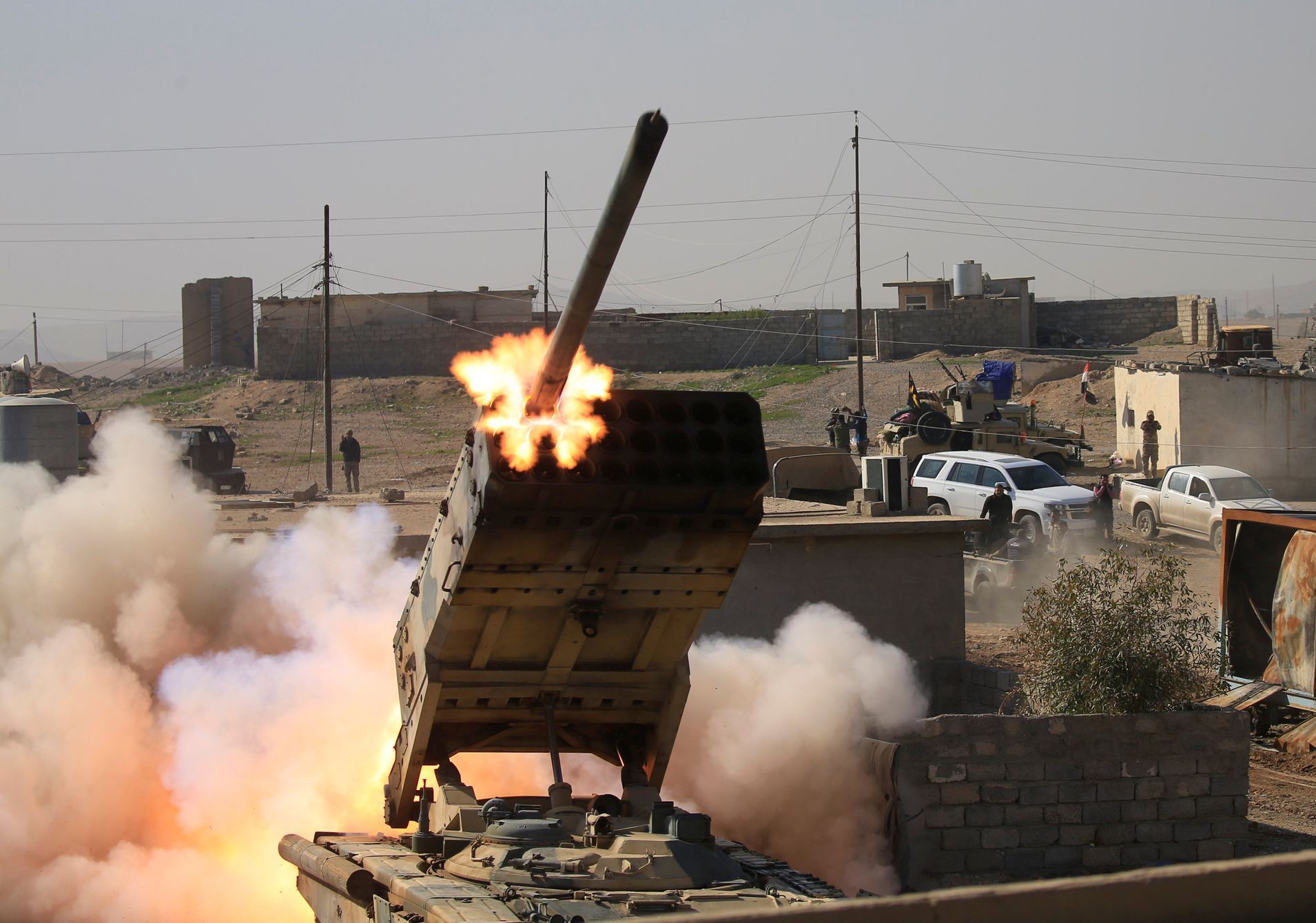 Irácká armáda odpaluje raketu proti islamistům, kteří hájili vojenskou základnu na jihu Mosulu.