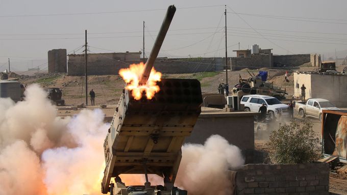 Irácká armáda odpaluje raketu proti islamistům, kteří hájili vojenskou základnu na jihu Mosulu.