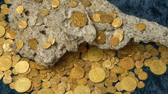 Floridští lovci pokladů našli tři sta let staré španělské zlaté mince v hodnotě čtyř a půl milionu dolarů. Španělská loď je v roce 1715 vezla z Havany do Evropy a byly určeny přímo španělskému králi.