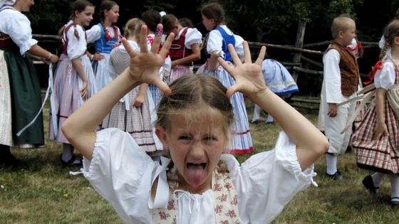 FOTO Šatník na větvi a rozdováděné děti. I to je folklór