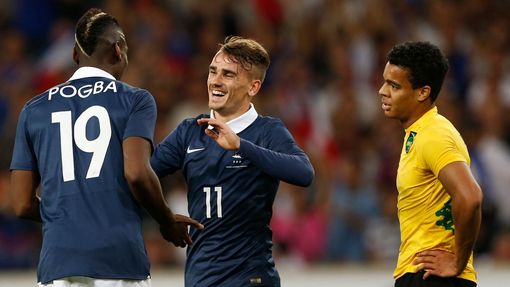 Francie - Jamajka (Griezmann a Pogba slaví gól)
