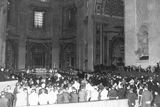Pohřbu kardinála Josefa Berana se zúčastnilo 34 kardinálů a mnoho dalších významných osobností.