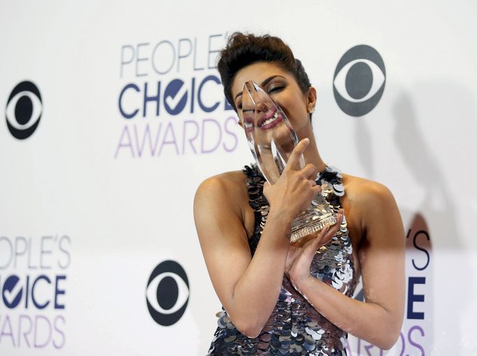 Priyanka Chopra poses with her award during the People's Choice Awards 2016 in Los Angeles