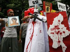 Demonstranti z řad barmské exilové komunity se před ambasádou Myanmaru v Bangkoku dožadují osvobození téměř dvou tisíc politických vězňů v zemi v čele s opoziční vůdkyní Aun Schan Su Ťij