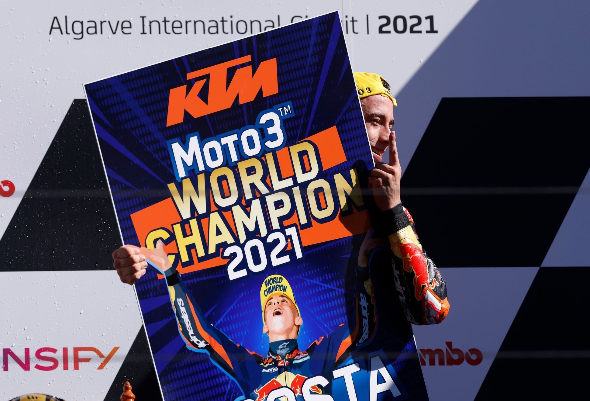 Pedro Acosta na KTM slaví ve Velké ceně Algarve titul mistra světa Moto3 v sezoně 2021