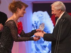 Český lev 2009 - Anna Polívková předává cenu za nejlepší mužský herecký výkon ve vedlejší roli Ladislavu Chudíkovi