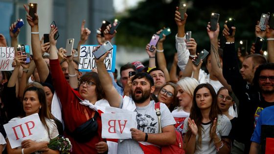 Foto: Sedmý den protestů v Bělorusku. Lidé žádají státní televizi o objektivitu