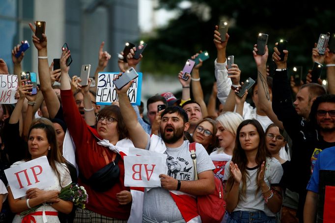 Lidé se hromadí před budovou státní televize a rozhlasu v Minsku a požadují od ní objektivní zpravodajství z protestů. Objevují se zprávy o výpovědích novinářů.