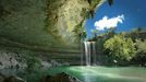 Hamilton Pool, Texas / USA Tento úžasný přírodní jeskynní bazén v Texasu byl vytvořen před několika tisíci lety. Mezi nejvýraznější rysy tohoto bazénu patří 14 m vysoký vodopád.