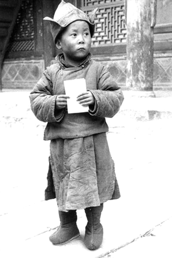 Jeho Svatost dalajlama ve čtyřech letech v klášteře Kumbum v Amdu ve východním Tibetu.