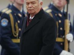 Autoritářský prezident Karimov potřebuje podporu z Moskvy jako sůl. Dnes se od něj odvrátila Evropská Unie.