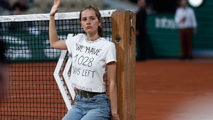 Aktivistka připoutaná k síti během semifinále Roland Garros.