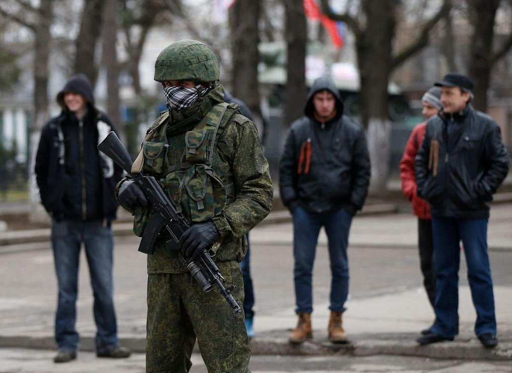 Ozbrojení muži před parlamentem Krymu