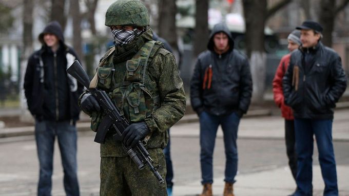 Ozbrojenec před krymským parlamentem.