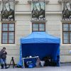 Miloš Zeman oznámil kandidaturu na prezidenta - jeho TK, aktivisté před Hradem