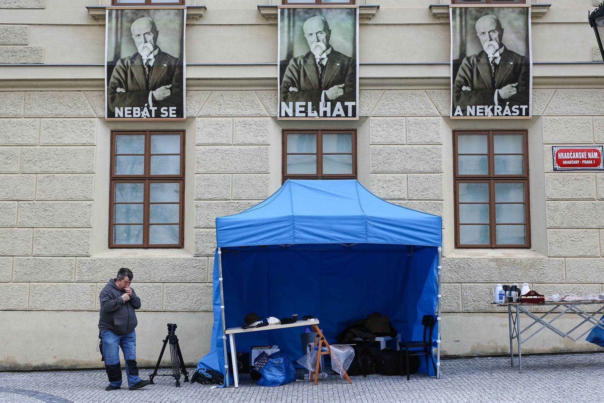 Miloš Zeman oznámil kandidaturu na prezidenta - jeho TK, aktivisté před Hradem