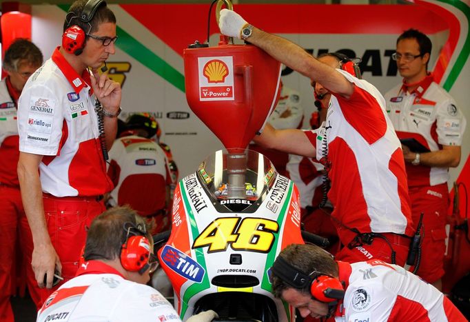 Motocykloví mechanici Ducati v MotoGP připravují stroj Valentina Rossiho  během tréninku Velké ceny České republiky 2012 v Brně.