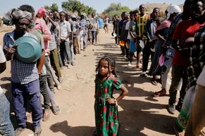 Foto: V Etiopii se přou o konec války, desítky tisíc lidí utíkají pěšky i přes řeku