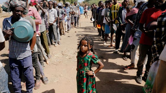 Foto: V Etiopii se přou o konec války, desítky tisíc lidí utíkají pěšky i přes řeku
