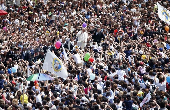 Pope Francis waves at the end of a canonization mass in Saint Peter's Square at the Vatican May 12, 2013. The Pope led a mass on Sunday for candidates for sainthood Antonio Primaldo, Mother Laura Montoya and Maria Guadalupe Garcia Zavala.