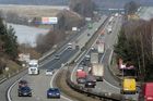 Dálnici D1 u Průhonic uzavřely dvě hromadné nehody