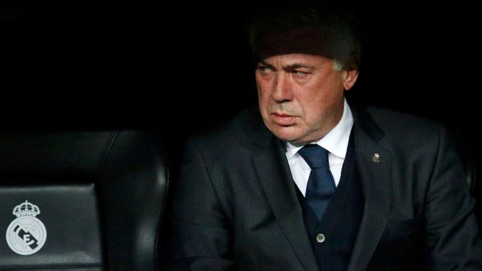 Rozmrzelý trenér Carlo Ancelotti na lavičce tápajícího Realu Madrid.