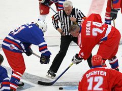 Utkání hokejových legend - Na vhazování proti sobě stanuli například útočník ze 70. let Richard Farda (11, vlevo) a Jiří Hrdina (reprezentant 1985).