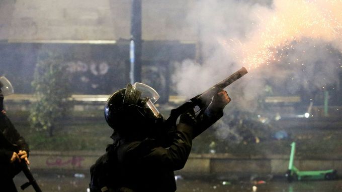 Policista používá slzný plyn proti demonstrantům v Gruzii, snímek z 2. prosince 2024 z Tbilisi.