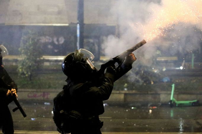 Policista používá slzný plyn proti demonstrantům v Gruzii, snímek z 2. prosince 2024 z Tbilisi.