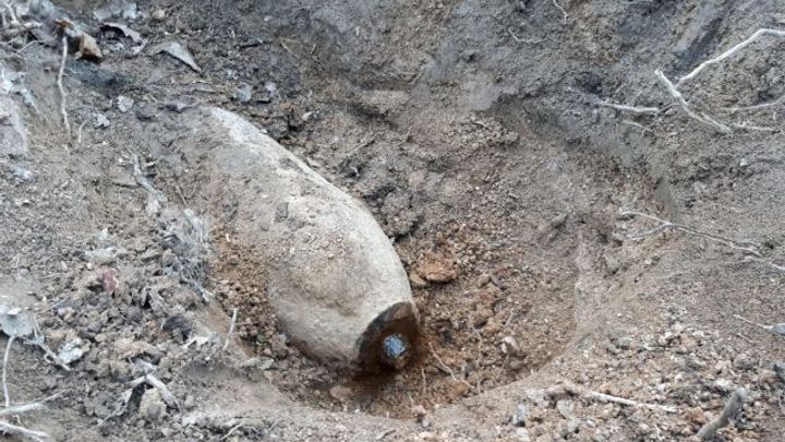 Policie evakuuje stovky obyvatel Kuřimi. Hledač kovů tam našel leteckou pumu