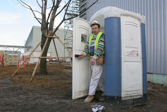 Při stavbě mají absolutní přednost výrobní haly a linky. Záchody, šatny a kanceláře vedení se budou stavět až na konec.