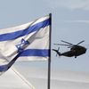 Izraelská helikoptéra dosedá na vojenské letiště Tel Nof