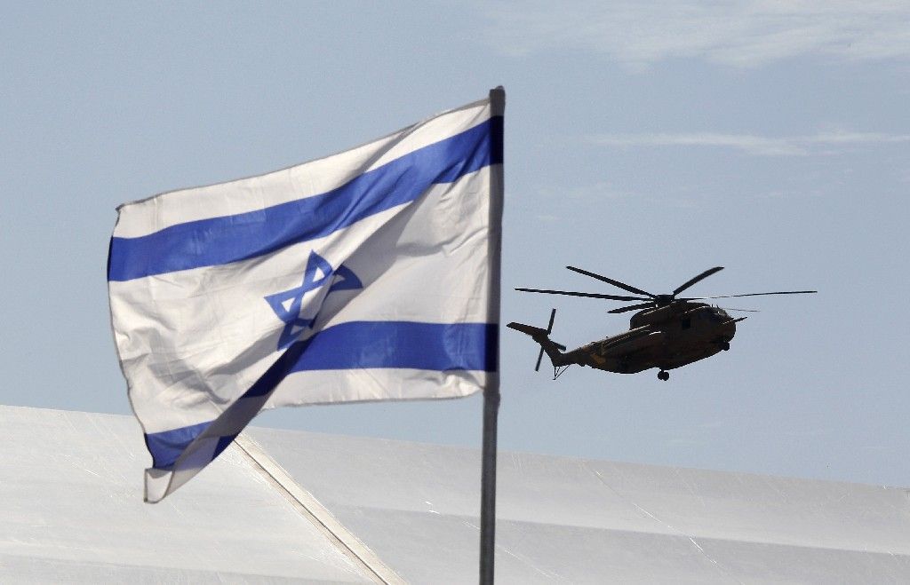 Izraelská helikoptéra dosedá na vojenské letiště Tel Nof