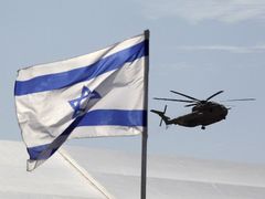 Izraelská helikoptéra dosedá na vojenské letiště Tel Nof.