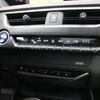Lexus UX300e elektromobil