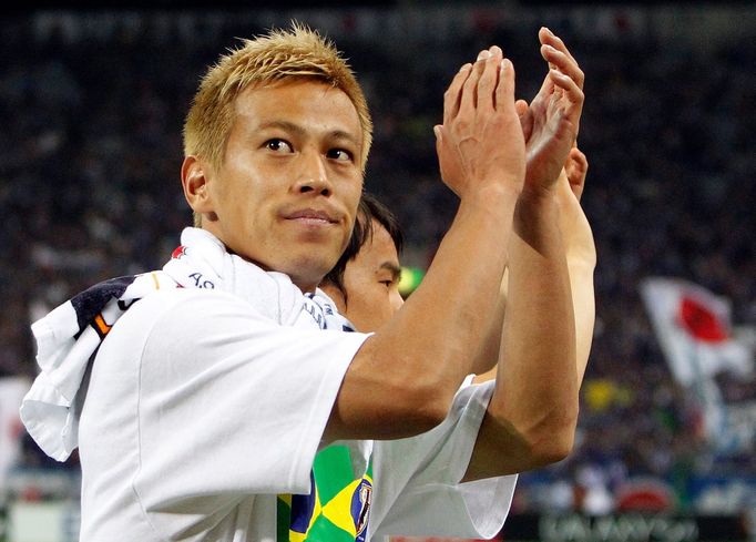 Keisuke Honda slaví postup Japonska na MS 2014