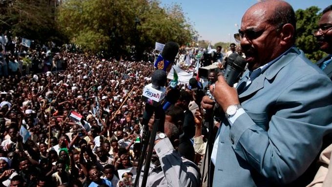 Súdánský prezident Umar Hasan Ahmad Bašír na čtvrteční demonstraci hovoří před davy svých příznivců.