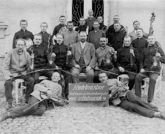 Hudební sbor Ústavu pro choromyslné v Bohnicích na skupinové fotografii z roku 1915